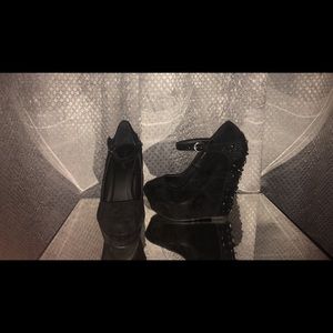🏷 Black Spiked Shoedazzle Wedge Heels 🛍